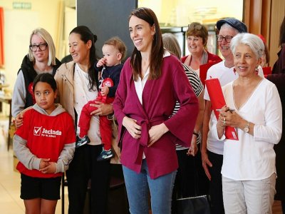 La Première ministre travailliste néo-zélandaise Jacinda Arden visite un bureau de vote a Auckland, le 17 octobre 2020 jour des élections - MICHAEL BRADLEY [AFP]