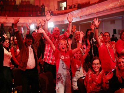 Des supporteurs travaillistes néo-zélandais attendent avec confiance les résultats des élections et la victoire de Jacinda Arden à Auckland, le 16 octobre 2020, 2020. - MICHAEL BRADLEY [AFP]