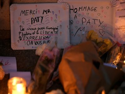 Une pancarte en hommage à l'enseignant assassiné Samuel Paty devant le collège où il travaillait à Conflans-Sainte-Honorine, le 17 octobre 2020 - Bertrand GUAY [AFP]