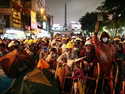 Des manifestants pro-démocratie devant le monument à la Victoire à Bangkok, le 18 octobre 2020 - Jack TAYLOR [AFP]