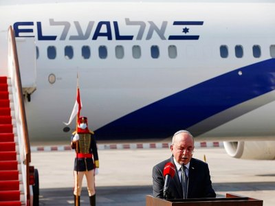 Le responsable du conseil de sécurité israélien Meir Ben-Shabbat lors d'un discours à son arrivée à l'aéroport international de Bahrein, le 18 octobre 2020 - RONEN ZVULUN [POOL/AFP]