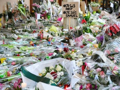 Des fleurs déposées en hommage à Samuel Paty devant son collège à Conflans-Sainte-Honorine, le 17 octobre 2020 - Bertrand GUAY [AFP]