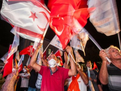 Des partisans d'Ersin Tatar célèbrent sa victoire surprise à la "présidentielle" en RTCN, le 18 octobre 2020 - Birol BEBEK [AFP]