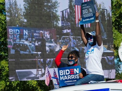 Des partisans de Joe Biden acclament leur candidat pendant un meeting à Durham, en Caroline du Nord, le 18 octobre 2020 - ROBERTO SCHMIDT [AFP]