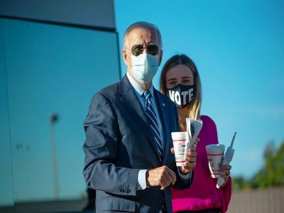 Joe Biden déguste un milkshake dans un fast-food local après un meeting à Durham, en Caroline du Nord, le 18 octobre 2020 - ROBERTO SCHMIDT [AFP]