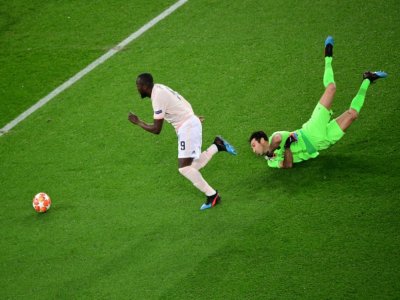 Romelu Lukaku élimine Gianluigi Buffon pour marquer le premier but de Manchester United contre le Paris SG en 8e de finale retour de la Ligue des champions le 6 mars 2019 au Parc des Princes - Martin BUREAU [AFP/Archives]
