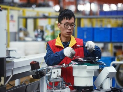 Dans une entreprise fabricant des armoires électriques à Hangzhou, dans la province du Zhejiang, le 19 octobre 2020 - STR [AFP]
