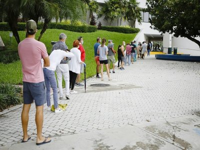 Des électeurs font la queue pour voter en avance à Miami, en Floride, le 19 octobre 2020 - Eva Marie UZCATEGUI [AFP]