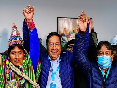 Le candidat de gauche à la présidence de la Bolivie, Luis Arce, au centre, et son colistier, David Choquehuanca, à droite, le 19 octobre 2020 à La Paz après avoir revendiqué leur victoire - RONALDO SCHEMIDT [AFP]