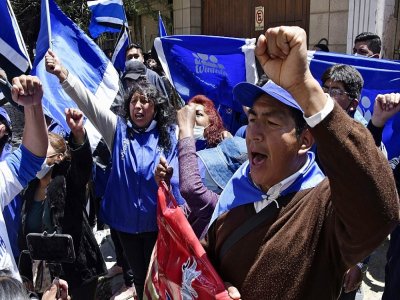 Des supporters du candidat victorieux à la présidence de la Bolivie Luis Arce devant le siège de leur parti, le Mouvement vers le Socialisme (MAS), à La Paz le 19 octobre 2020 - Aizar RALDES [AFP]