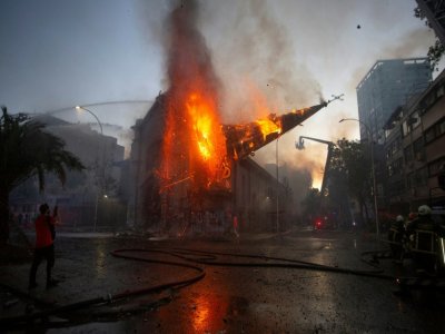 La flèche de l'église Asuncion de Santiago du Chili s'effondre dans l'incendie du bâtiment pendant la manifestation du 18 octobre 2020 - CLAUDIO REYES [AFP]