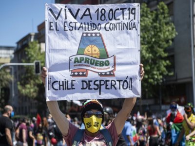 Manifestation pour le 1er anniversaire du début de la révolte sociale au Chili, le 18 octobre 2020 à Santiago - Martin BERNETTI [AFP]