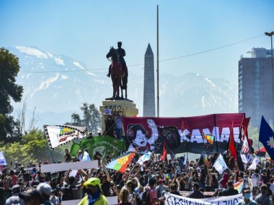 Manifestation pour le 1er anniversaire du début de la révolte sociale au Chili, le 18 octobre 2020 à Santiago - Martin BERNETTI [AFP]