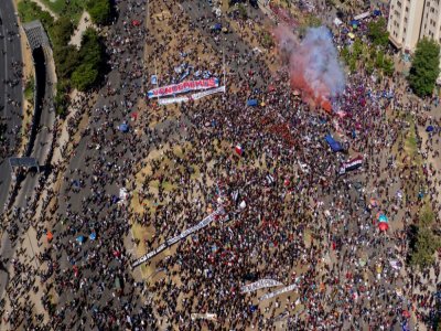 Vue aérienne de la manifestation à Santiago du Chili le 18 octobre 2020 - MARTIN BERNETTI [AFP]