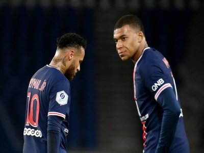 Les attaquants du Paris-SG, le Brésilien Neymar (g) et le Français Kylian Mbappé, lors du match de Ligue 1 face à Angers, au Parc des Princes, le 2 octobre 2020 - FRANCK FIFE [AFP/Archives]