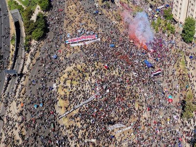 Vue aérienne de la manifestation à Santiago du Chili, le 18 octobre 2020 - MARTIN BERNETTI [AFP]