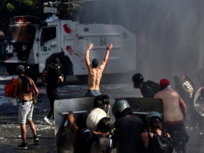 Heurts entre manifestants et police à Santiago, le 18 octobre 2020 au Chili - Martin BERNETTI [AFP]