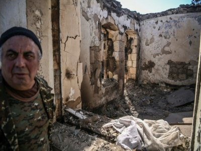 Micha Gyurjian, le maire de Martakert, au Nagorny Karabakh, dans une maison de sa ville détruite par un bombardement, le 19 octobre 2020 - ARIS MESSINIS [AFP]