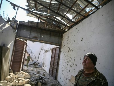 Micha Gyurjian, le maire de Martakert, au Nagorny Karabakh, dans un bâtiment de sa ville détruit par un bombardement, le 19 octobre 2020 - ARIS MESSINIS [AFP]