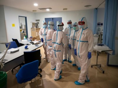 Des soignants en combinaison intégrale de protection dans l'unité de soins intensifs de l'hôpital universitaire Severo Ochoa, le 16 octobre 2020 à Leganés, dans la banlieue de Madrid - PIERRE-PHILIPPE MARCOU [AFP]