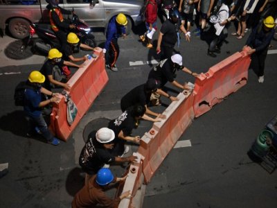 Le week-end dernier, des activistes manifestant à Bangkok se sont équipés de casques de chantier, de lunettes de protection et de masques à gaz - Mladen ANTONOV [AFP/Archives]