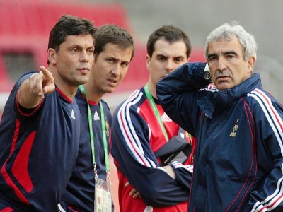Bruno Martini avec le sélectionneur de l'équipe de France Raymond Domenech le 22 juin 2006 à l'entraînement à Cologne pendant la Coupe du monde - PASCAL PAVANI [AFP/Archives]