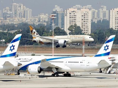 Un avion de la compagnie nationale Etihad Airways transportant une délégation officielle des Emirats arabes unis, atterrit à l'aéroport Ben Gourion de Tel-Aviv, le 20 octobre 2020 - JACK GUEZ [AFP]