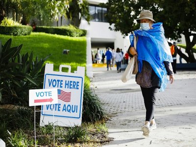 Une femme vient de voter par anticipation, le 19 octobre 2020 à Miami Beach, en Floride - Eva Marie UZCATEGUI [AFP]