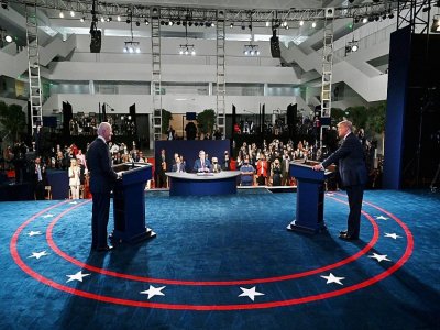 Joe Biden et Donald Trump sur la scène de leur premier débat à Cleveland, dans l'Ohio, le 29 septembre 2020 - olivier DOULIERY [POOL/AFP]