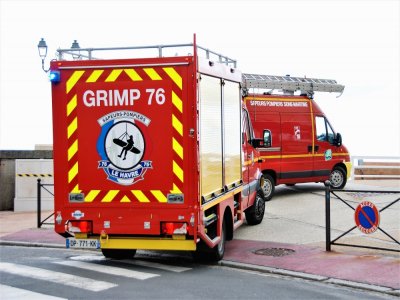Les pompiers du Grimp 76 se sont mobilisés pour porter secours au jeune homme au pied de la falaise à Sainte-Adresse ce mardi 20 octobre.