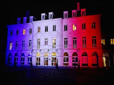 En hommage à Samuel Paty, la façade de la Maison du Département à Saint-Lô sera éclairée aux couleurs de la France à la nuit tombante les mardi 20 et mercredi 21 octobre. - David Daguier CD50
