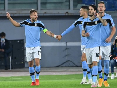 L'attaquant de la Lazio,  Ciro Immobile (g), fête son but avec ses coéquipiers lors du match de groupes de la Ligue des champions face à Dortmund, à Rome, le 20 octobre 2020 - Alberto PIZZOLI [AFP]
