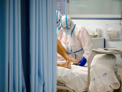Des soignants s'occupent d'un patient atteint du coronavirus, le 16 octobre 2020 à Leganes, près de Madrid - PIERRE-PHILIPPE MARCOU [AFP]