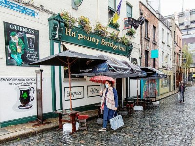 Un pub fermé dans une rue presque déserte de Dublin, le 19 octobre 2020 en Irlande - PAUL FAITH [AFP]