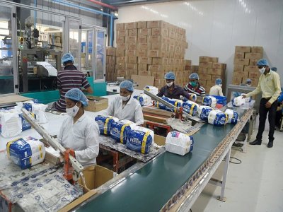 Des employés dans une usine à Sinnar, le 1er octobre 2020 en Inde - Punit PARANJPE [AFP]