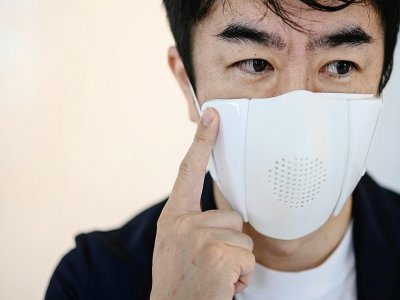 Taisuke Ono, le PDG de la start-up Donut Robotics, porte le masque "C-face" lors d'une interview avec l'AFP, le 29 septembre 2020 à Tokyo - Philip FONG [AFP]
