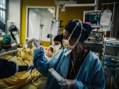 Des équipes médicales s'occupent d'un patient dans l'unité de soins intensifs de l'hôpital Lariboisière, le 14 octobre 2020 à Paris - LUCAS BARIOULET [AFP]