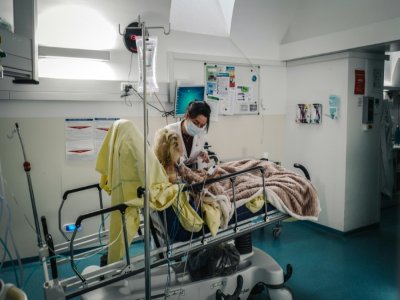 Une infirmière prend en charge une patiente au service des urgences de l'hôpital Lariboisière, le 14 octobre 2020 à Paris - LUCAS BARIOULET [AFP/Archives]