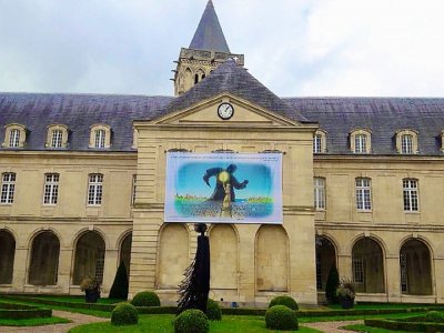 Le dessin de Chaunu est affiché sur l'hôtel de la Région à Caen. - Twitter Hervé Morin