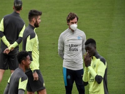 Le coach portugais de Marseille Andre Villas Boas supervise l'entraînement de l'OM, le 20 octobre 2020 au Pirée - LOUISA GOULIAMAKI [AFP]