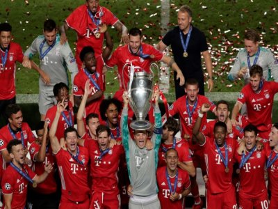 Le gardien du Bayern Munich Manuel Neuer soulève le trophée de la Ligue des champions, le 23 août 2020 à Lisbonne - Manu Fernandez [POOL/AFP/Archives]