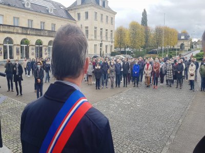 Hommage à Samuel Paty : 200 personnes étaient rassemblées à Saint-Lô, ce mercredi 21 octobre.