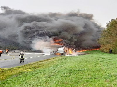 La remorque d'un poids lourd a pris feu en début d'après-midi sur l'autoroute 29, dans le sens Le Havre-Amiens. - Gendarmerie 76