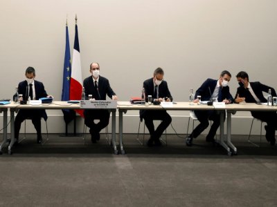 Le Premier ministre Jean Castex (2è g) et le ministre de l'Intérieur  Gérald Darmanin (g), lors d'une réunion des chefs de partis à Paris, le 21 octobre 2020 - Ludovic MARIN [AFP]