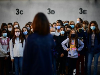 Des élèves portant le masque au collège Françoise-Giroud à Vincennes, près de Paris, le jour de la rentrée le 1er septembre 2020 - Martin BUREAU [AFP]