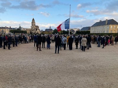 Le drapeau français était en berne à l'hôtel de ville de Caen ce mercredi 21 octobre, lors de l'hommage rendu à Samuel Paty. - Justine Tariel
