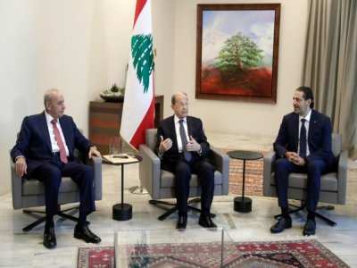 Le président du Parlement libanais, Nabih Berri (à gauche), le président Michel Aoun (au centre) et le nouveau chef du gouvernement, Said Hariri (à droite) au palais présidentiel à Beyrouth le 22 octobre - ANWAR AMRO [POOL/AFP]