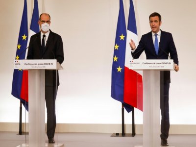 Le ministre de la Santé Olivier Véran (d) et le Premier ministre Jean Castex lors d'une conférence de presse à Paris, le 22 octobre 2020 - Ludovic MARIN [POOL/AFP]