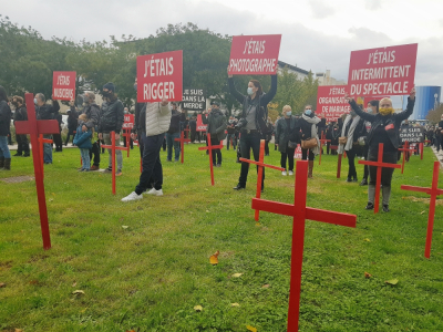 Des croix rouges ont été plantées dans le parterre de l'avenue Pasteur à Rouen jeudi 22 octobre, tandis que les participants étaient invités à brandir des pancartes.