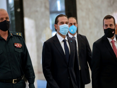 Portant un masque, Saad Hariri (C), nommé Premier ministre du Liban pour la quatrième fois, arrive au palais présidentiel de Baabda à l'est de Beyrouth, le 22 octobre 2020 - ANWAR AMRO [AFP]